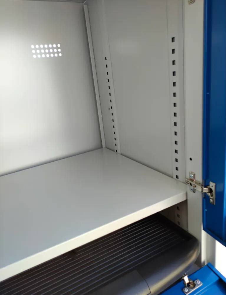 Przestawna półka w metalowej szafie na komputer SMK 1a na kółkach